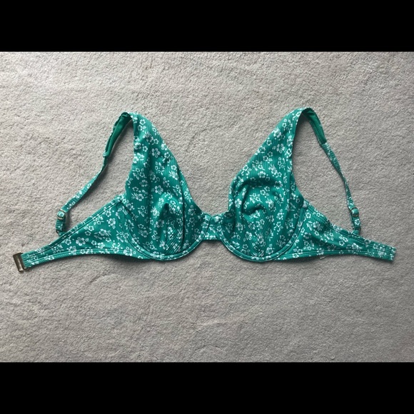 Curvy High Apex Ribbed Underwire Bikini Top / Hollister / Small - Picture 3 of 4